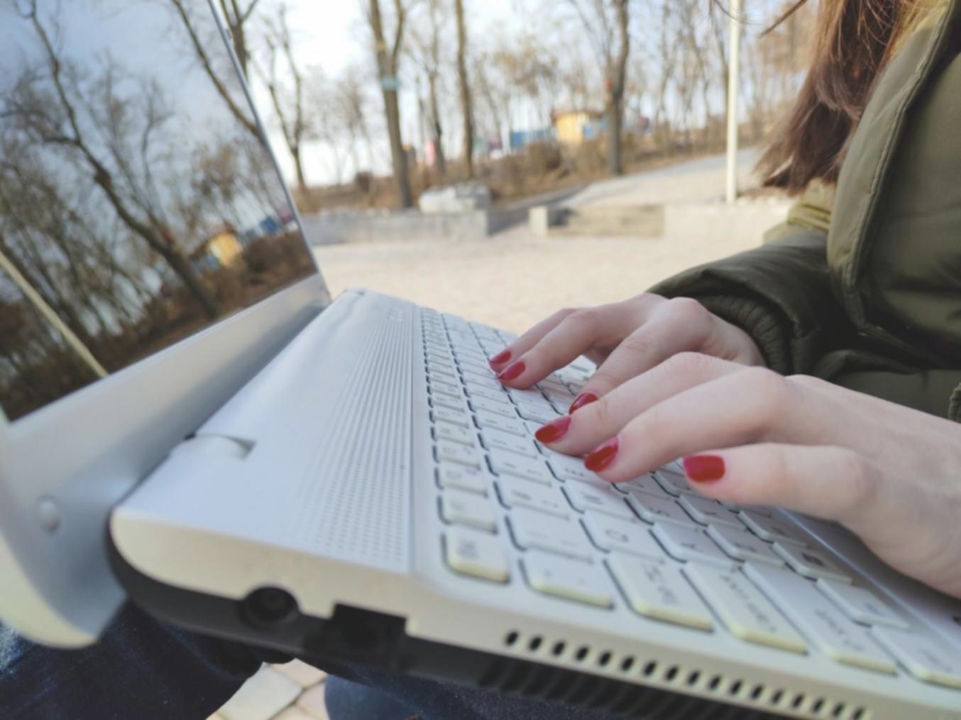 Person beim konzentrierten Lernen am modernen Arbeitsplatz mit strukturierter Lernumgebung